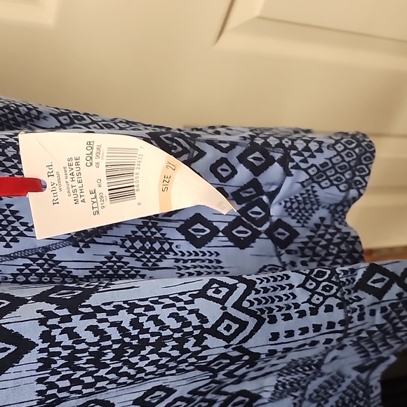 NWT Ruby Rd Blue Geometric Print Crowl Neck Sweater Size 2X - Picture 6 of 8